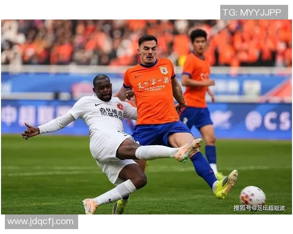 中超焦点大战山东泰山迎战广州队激战正酣两队鏖战至最后一刻